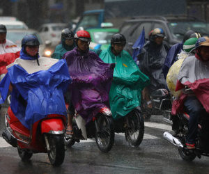 Sài Gòn mưa cả ngày lẫn đêm, chuẩn bị đón triều cường
