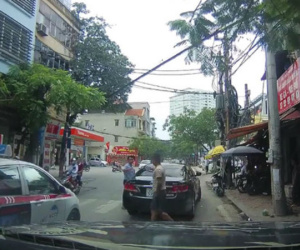 Video: Va chạm trên phố Thụy Khuê (Hà Nội), 2 tài xế bình tĩnh xem xét rồi niềm nở bắt tay nhau đầy thân thiện