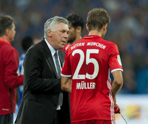 Bất ngờ với lý do HLV Ancelotti bị cầu thủ "đâm sau lưng"