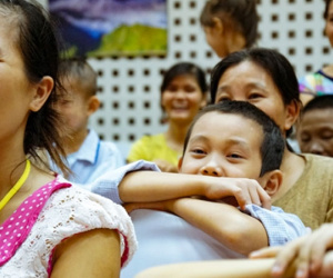 Cậu bé ung thư máu 5 năm phá cỗ trong bệnh viện: "Con thèm được về quê đi rước đèn"
