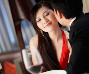 Choáng váng thấy vợ chưa cưới "nết na" ôm eo tình cũ vào nhà nghỉ