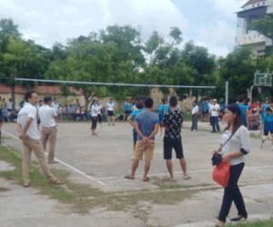 Tuyển thủ bóng chuyền tử nạn ngay trên sân thi đấu tại hội Làng
