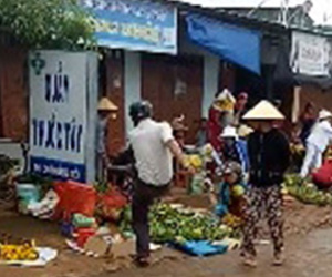 Trưởng công an xã đá bay thau cá của người dân