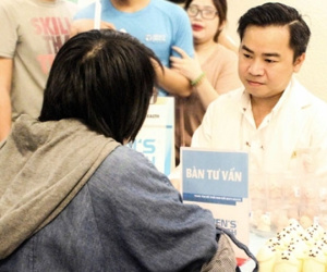 Bi hài vợ tìm cách chữa "bệnh đồng tính" cho chồng