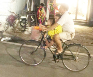 Bình yên và hạnh phúc chỉ đơn giản như vậy: Người cha đạp xe đưa 2 con đi chơi, mua đèn ông sao trong đêm Trung thu