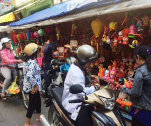 Chen chân mua vội quà Trung thu, tiểu thương "Phố đèn lồng" hốt bạc triệu