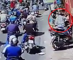 Clip: Táo tợn trộm xe ngay giữa phố đông người