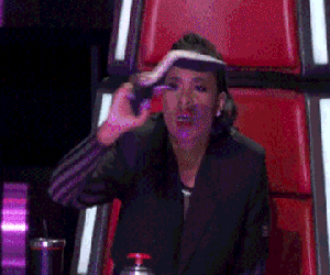 HLV "The Voice Mỹ" liệng giày lên sân khấu vì thí sinh hát hay "chịu không nổi"!