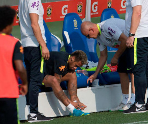 Nghi án PSG gây sức ép, Brazil dung túng Neymar giả chấn thương