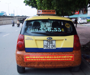 Taxi truyền thống dán khẩu hiệu phản đối quyết định của Bộ GTVT