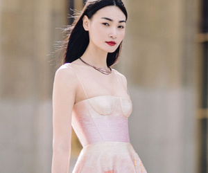 Thùy Trang là mẫu Việt đầu tiên diễn cho show thứ 2 của "ông lớn" Louis Vuitton tại Paris Fashion Week