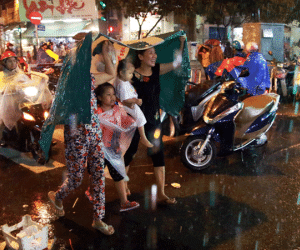 Trẻ em mệt mỏi dưới mưa trong đêm Tết thiếu nhi