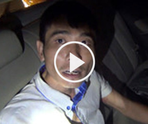 Video: Cảnh sát truy đuổi khách đi taxi ném bọc ma túy qua cửa kính