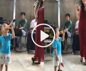 Video: Màn song ca "Gõ cửa trái tim" của bé trai 3 tuổi gây ấn tượng