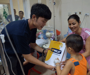 Xuân Trường, Công Phượng mang Trung thu tới trẻ em ung thư ở viện K