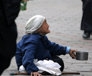 Bắt mẹ đi ăn mày, 1 tháng sau, con trai và con dâu lóa mắt trước "tài sản ngầm" của bà cụ