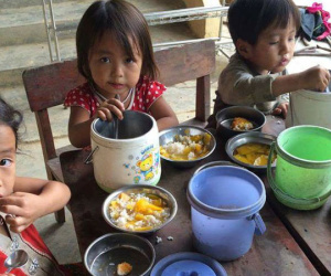 Bức ảnh đáng yêu "bữa trưa không thịt của con" và câu chuyện nghẹn lòng phía sau