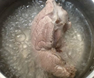 Chuyên gia đầu ngành: Nhiều người sai lầm khi luộc thịt khiến chất độc không thôi ra được