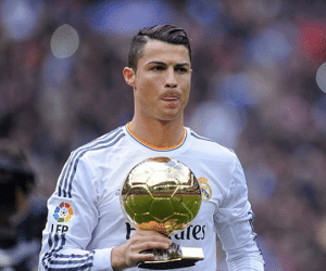 Cristiano Ronaldo bán Quả bóng vàng làm từ thiện