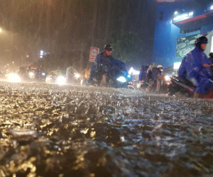 Mưa lớn, ngập nặng trong đêm Trung thu ở Sài Gòn
