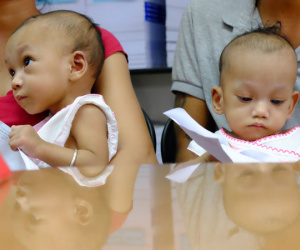 Ngắm vẻ đáng yêu của hai bé gái sinh đôi dính nhau vùng cùng cụt ngày xuất viện