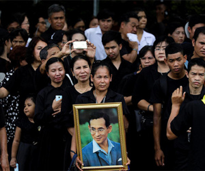 Người Thái xếp hàng hai km viếng Vua Bhumibol trước lễ hỏa táng