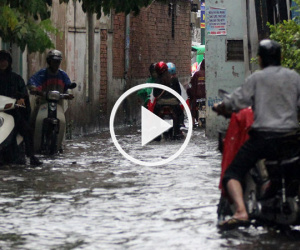 Video: Trời nắng, con hẻm ở Sài Gòn vẫn ngập sâu trong nước