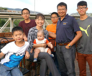 Bà mẹ 5 con thu vén cuộc sống dù chồng luôn xa nhà, không có giúp việc