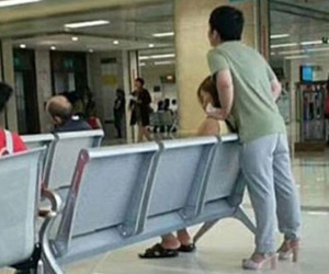Bạn trai soái ca gây sốt khi tình nguyện đi giày cao gót hộ bạn gái
