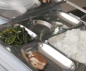 Bữa ăn 19.000 đồng của trẻ tiểu học chỉ có miếng cá nhỏ và rau muống