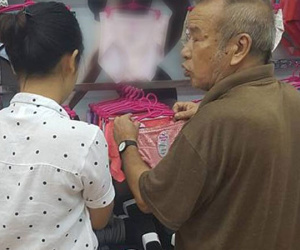 Chồng U60 đi mua đồ lót cho vợ, truyền bí quyết "mỗi ngày khen 1 lần, hôn 3 lần"