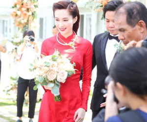 Diện áo dài đỏ rực, cô dâu Thu Thảo tiếp tục "đốn tim" fan bằng nhan sắc vô cùng rạng rỡ và xinh đẹp