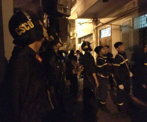 Hà Nội: 30 chiến sĩ Công an bao vây, thuyết phục một người đàn ông có biểu hiện tâm lý bất thường cố thủ trên mái nhà