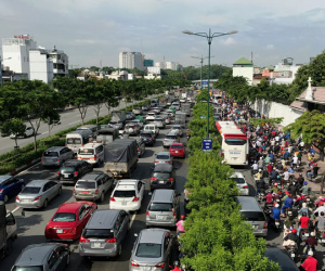 Hỗn loạn trên đường Phạm Văn Đồng