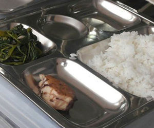 Làm rõ vụ bữa ăn của học sinh chỉ có miếng cá thu nhỏ và rau luộc