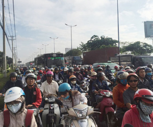Ngàn xe chôn chân, nút cứng cửa ngõ Sài Gòn từ sáng tới trưa