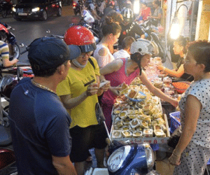 Người dân Hà Nội đổ xô ra vỉa hè mua bánh trung thu đại hạ giá 15.000 đồng/cái, giao thông hỗn loạn