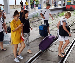 Oằn lưng "cõng" phí, giá vé tàu liên tục tăng cao