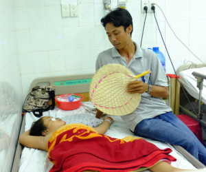 Vụ tai nạn khiến 16 người thương vong: Vợ gãy chân, con gái bị xuất huyết não cha tất tưởi từ quê vào Sài Gòn chăm con