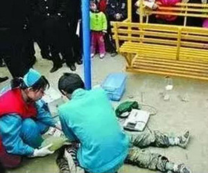 Cảnh báo: Bé 2 tuổi đứt gân và động mạch tay, phải khâu 20 mũi vì những vật quen thuộc tại khu chung cư