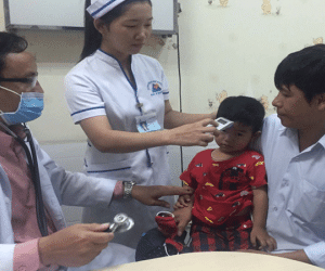 Con sốt cao nguy kịch, ông bố đã dùng biện pháp tuyệt diệu, các bậc phụ huynh đều cần học