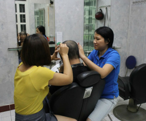 Lạ đời nghề “bới đen, tìm trắng” kiếm bạc triệu mỗi ngày ở Hà Nội