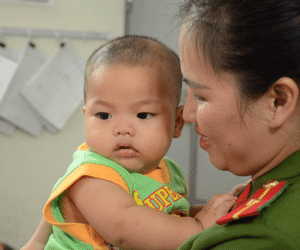 Người đàn ông tự nhận là bố cháu bé bị bỏ rơi ở nhà nghỉ xuống Hà Nội xin đón con về nhà