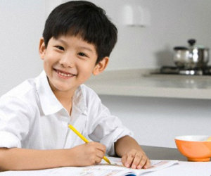 Ứng xử thông minh của cậu bé lớp một sau lần bị cô giáo tát