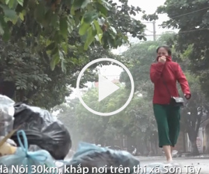 Video: Dân bịt mũi đi qua núi rác dài hàng trăm mét ở Hà Nội
