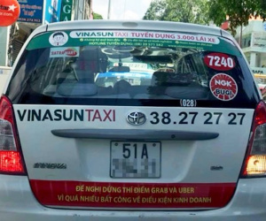 Người dân bất ngờ với băng rôn phản đối Grab, Uber