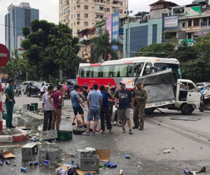 Tài xế văng khỏi ôtô sau cú tông xe giữa ngã tư