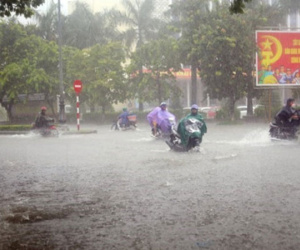 Áp thấp nhiệt đới có thể mạnh lên thành bão, Thanh Hóa đến Quảng Ngãi mưa trắng trời