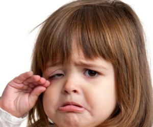 Bố mẹ nghĩ là bình thường nhưng 4 việc này có thể khiến con buồn bã khóc thầm trong đêm