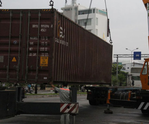 Đà Nẵng: Xe đầu kéo mất lái, thùng container văng xuống đường khiến nhiều người thót tim
